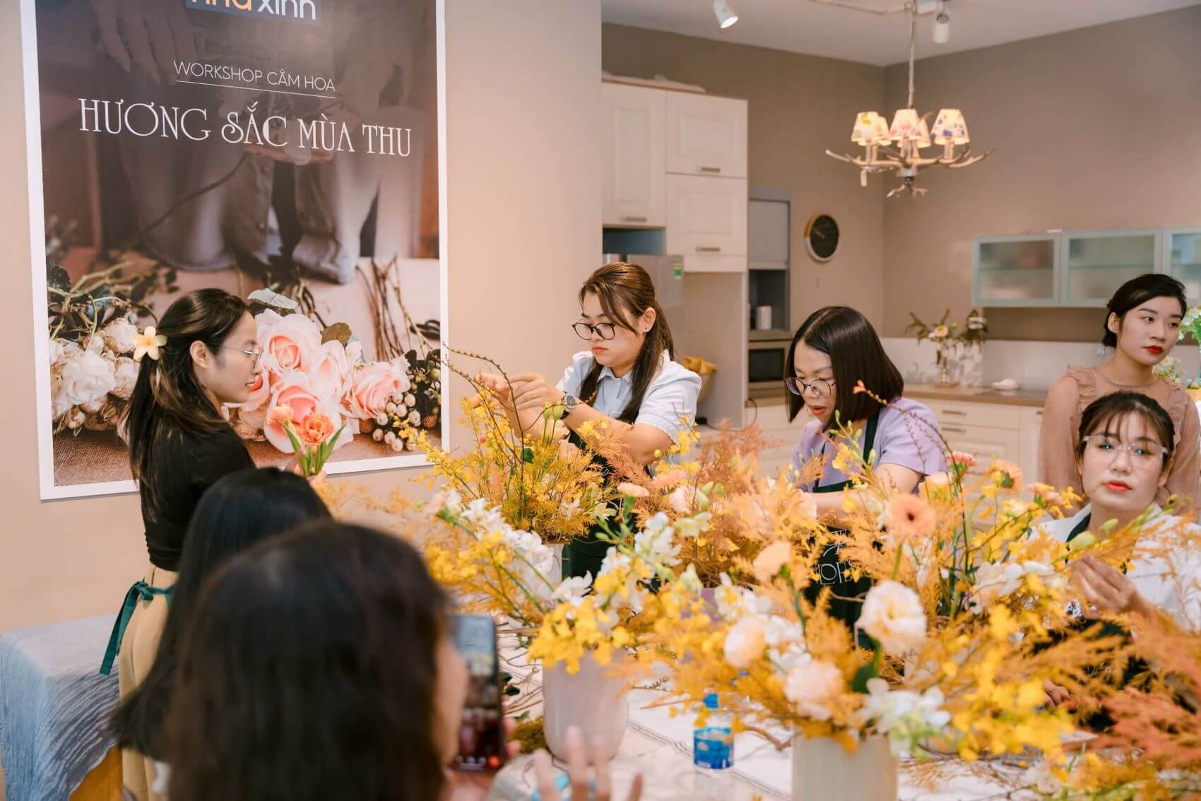 Tự tay cắm những bó hoa tinh tế, thư giãn trong không gian đầy nghệ thuật